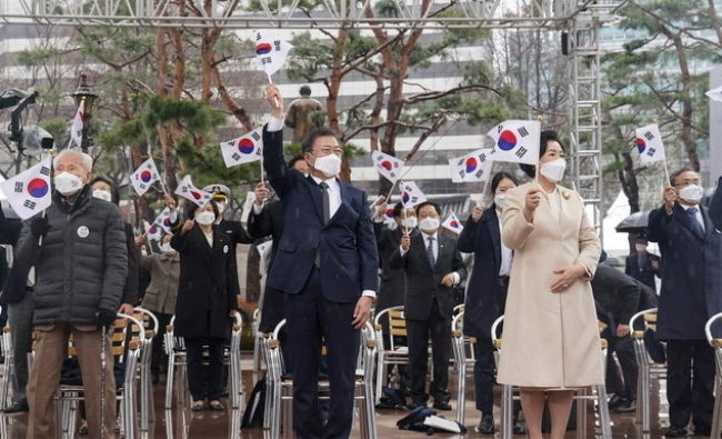 문재인 대통령와 김정숙 여사가 1일 오전 서울 종로구 탑골공원에서 열린 제102주년 31절 기념식에 참석해 태극기를 흔들고 있다.(사진=뉴시스 제공)