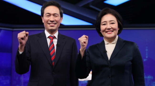 더불어민주당 박영선(오른쪽), 우상호 서울시장 예비후보가 지나날 25일 서울 여의도 KBS본관에서 열린 더불어민주당 서울시장 예비후보 경선 토론회에 앞서 포토타임을 갖고 있다.(사진=뉴시스 제공)