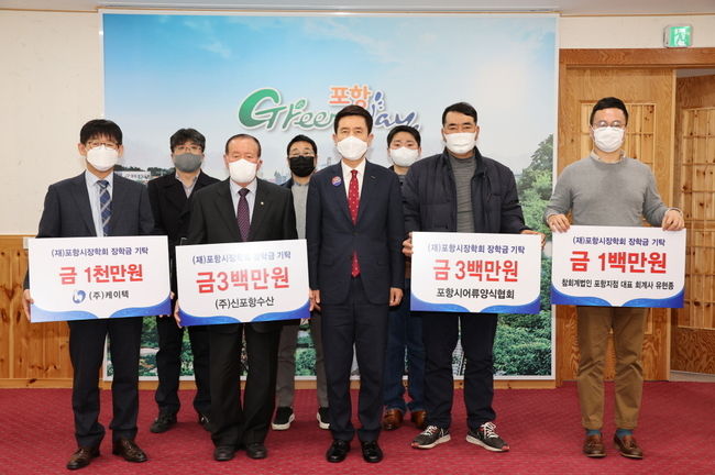 왼쪽부터 ㈜케이텍 고병태 대표, ㈜신포항수산 정부웅 대표, 이강덕 포항시장, 김현찬 포항시어류양식협회 회장, 참회계법인 포항지점 유현종 대표