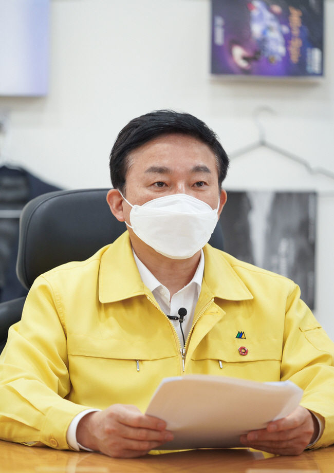 2일 '소통과 공감의 날' 행사에서 메시지를 발표하는 원희룡 제주지사(제주도/뉴시스 제공) 