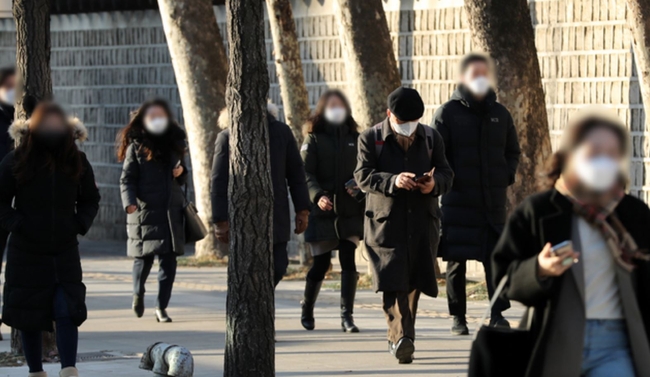 수요일인 3일은 기온이 떨어지면서 아침 출근길 추위가 예상되고, 일교차도 클 전망이다. 오늘 퇴근길은 눈·비가 대부분 그치고 맑은 날씨를 보이지만, 공기가 차갑고 도로가 미끄러워 주의해야 한다 (사진=뉴시스 제공)