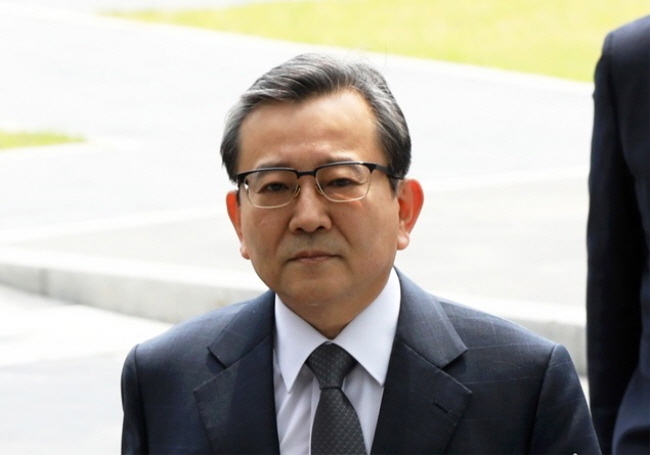 김학의 전 법무부 차관이 뇌물수수와 성범죄 의혹 관련 피의자 신분 조사를 받기 위해 12일 오후 서울 송파구 서울동부지방검찰청으로 들어서고 있다.(사진=뉴시스 제공)