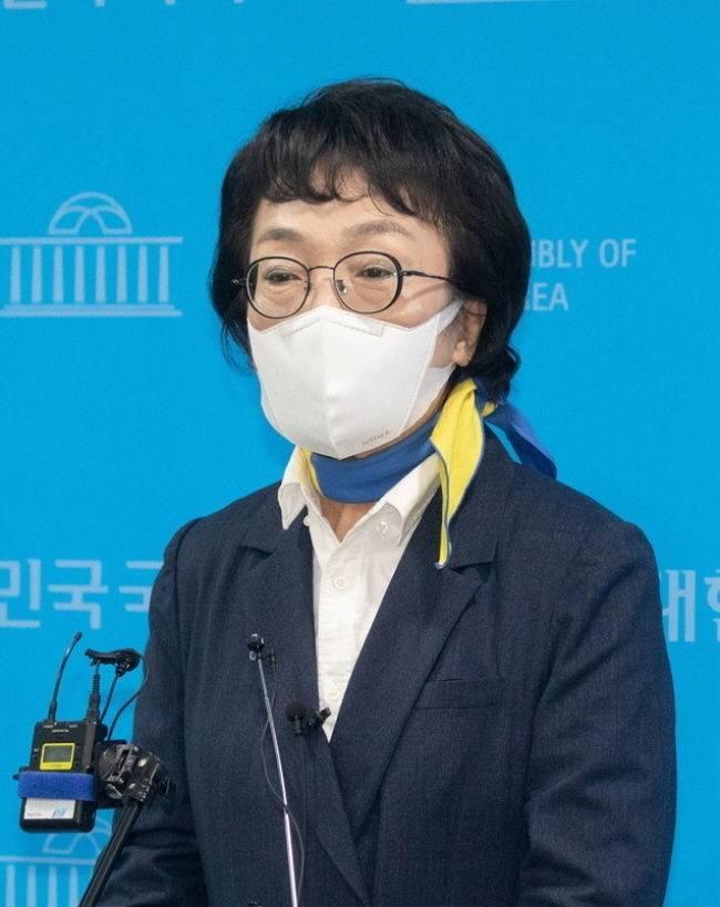 김진애 열린민주당 서울시장 후보가 2일 오전 서울 여의도 국회 소통관에서 서울시장 후보 단일화 관련 기자회견을 마친 뒤 취재진의 질문에 답변하고 있다.(사진=뉴시스 제공)