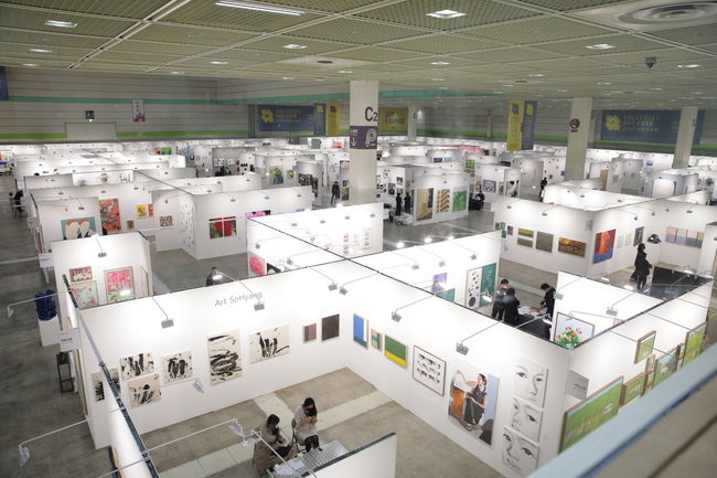 2021 화랑미술제 개막식을 준비하는 참가 화랑들의 모습. <사진=한국화랑협회 제공>