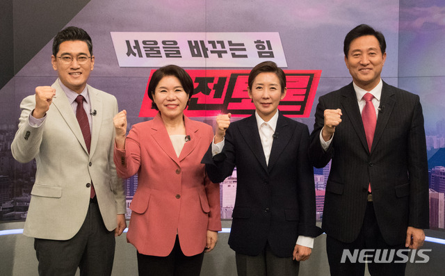 오신환(왼쪽부터), 조은희, 나경원, 오세훈 국민의힘 서울시장 예비후보가 1일 오후 서울 중구 TV조선 스튜디오에서 열린 국민의힘 서울시장 경선후보 4인 비전합동토론을 앞두고 포즈를 취하고 있다. 2021.03.01.(사진/뉴시스)