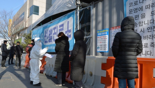 국내 첫 신종 코로나바이러스 감염증(코로나19) 확진자 발생 1년이 된 1월 20일 오전 대구 동구 보건소 코로나19 선별진료소에서 시민들이 검체 채취를 하기 위해 줄을 서 있다. 4일 0시 기준 신종 코로나바이러스 감염증(코로나19) 신규 확진자가 424명으로 집계돼 이틀 연속 400명대다 (사진=뉴시스 제공)