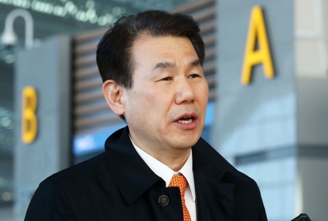  정은보 한미방위비협상대사가 제11차 방위비분담금특별협정(SMA) 체결을 위한 7차 회의 참석 차 지난해 3월16일 인천국제공항 제2여객터미널을 통해 미국 로스앤젤레스(LA)로 출국하기 전 취재진 질문을 받고 있다. 2020.03.16.(사진=뉴시스 제공)