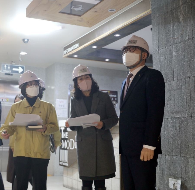 4일 오후 이정훈 강동구청장이 ‘강동50플러스센터 현장보고회’에 참석해 현장을 둘러보고 있다. / 사진제공=강동구청