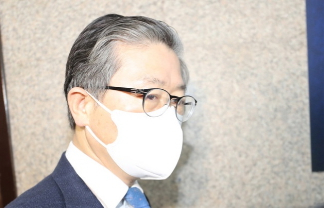 변창흠 국토교통부장관이 한국토지주택공사(LH) 직원들의 광명·시흥 신도시 땅 투기 의혹과 관련 5일 오전 서울 여의도 국회 더불어민주당 대표실에서 이낙연 더불어민주당 대표와 면담을 마치고 나오고 있다.(사진=뉴시스 제공)