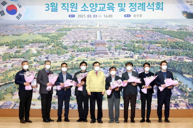 지난 3일 제55회 납세자의 날을 맞이해 지방재정확충 및 건전한 납세 풍토 조성에 기여한 재정확충기여자에게 감사패를 전달한 후 기념촬영을 하고 있다.
