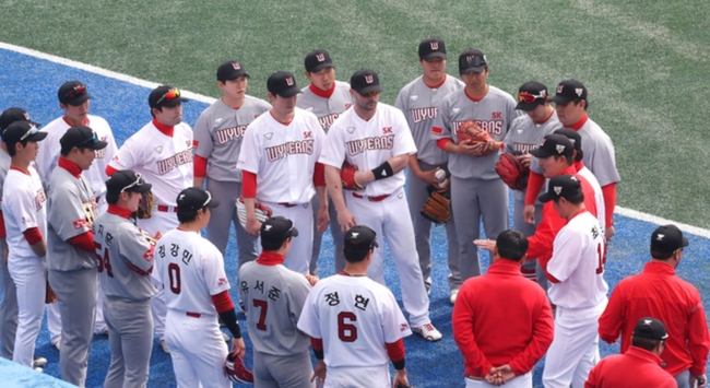 신세계그룹 이마트에 매각된 KBO 프로야구팀 SK 와이번스가 5일 제주 서귀포시 강창학야구장에서 스프링캠프 마지막 훈련을 소화하고 있다. 이날은 선수단이 SK 와이번스 로고가 박힌 유니폼을 입는 마지막날이다 (사진=뉴시스 제공)