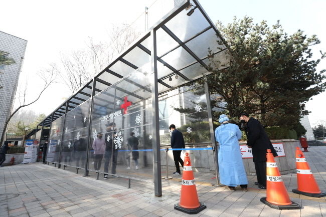 신종 코로나바이러스(코로나19) 감염증 신규 확진자 수가 398명으로 집계된 5일 오전 서울 서초구 보건소에 마련된 선별진료소에서 시민들이 검사를 받기위해 대기하고 있다.