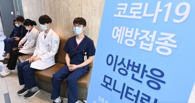 코로나19 백신 예방접종 이후 이상반응 의심신고가 하루 사이 860건이 늘어 총 1578건이 됐다. 신규 의심신고 가운데 849건은 예방접종 후 흔하게 나타날 수 있는 두통, 발열, 메스꺼움, 구토 등 경미한 사례다. 다른 11건은 사망 4건, 아나필락시스 의심 6건, 경련 1건 등이다.