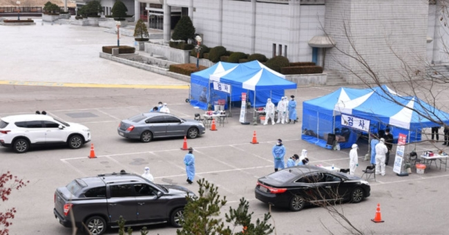 강원 삼척시에서 최근 코로나19 확진자가 잇따라 발생함에 따라 지난 1월22일 문화예술회관 앞 광장에 설치된 선별진료소에서 선제 진단검사가 실시되고 있다. (사진=삼척시청/뉴시스 제공) 