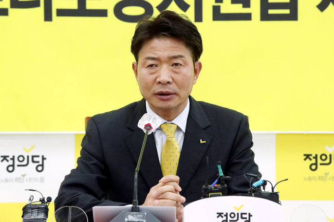 정의당 여영국 전 의원이 지난 5일 서울 여의도 국회에서 당대표 선거 출마 선언을 하고 있다. / 사진제공=뉴시스
