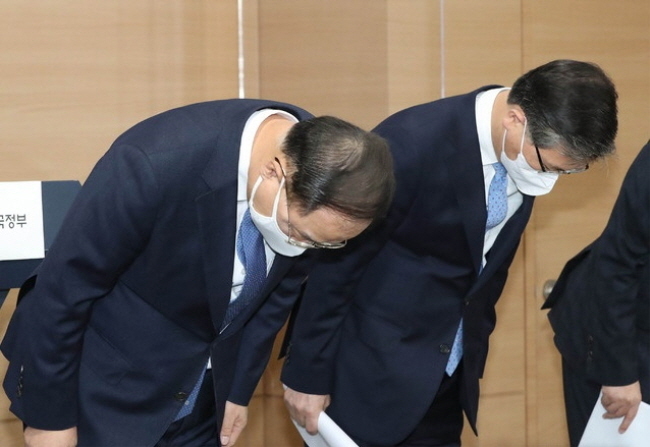 홍남기(왼쪽) 경제부총리 겸 기획재정부 장관(왼쪽)이 관계부처와 함께 7일 오전 서울 종로구 정부서울청사에서 열린 '부동산 관련 국민께 드리는 말씀' 에 앞서 사과를 하고 있다. 오른쪽은 변창흠 국토교통부 장관. (사진=뉴시스 제공)