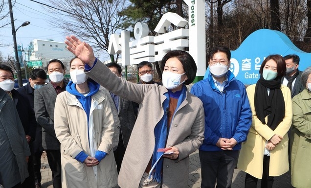 박영선 더불어민주당 서울시장 후보가 7일 서울 성동구 서울숲을 찾아 지지자들에게 인사를 하고 있다.