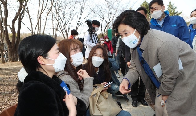 박영선 더불어민주당 서울시장 후보가 7일 서울 성동구 서울숲을 찾아 나들이 나온 시민들과 대화하고 있다. 