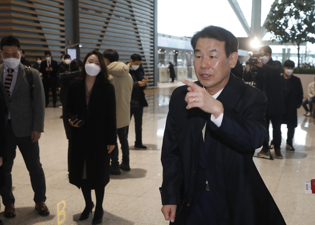 정은보 한·미 방위비분담협상대사가 제11차 한·미 방위비분담특별협정(SMA) 체결을 위한 9차 회의를 위해 4일 인천국제공항 제2터미널을 통해 미국으로 출국하고 있다.