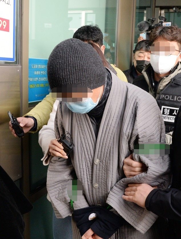 지난 5일 내장사 대웅전을 방화해 경찰에 붙잡힌 승려가 7일 피의자 영장실질심사를 위해 전북 정읍시 전주지방법원 정읍지원으로 들어서고 있다.
