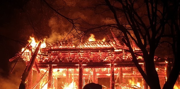 5일 전북 정읍시 내장사 대웅전에 방화로 추정되는 화재가 발생해 불꽃이 치솟아 오르고 있다. 