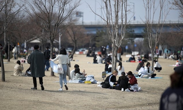온화한 봄날씨를 보인 7일 오후 서울 여의도 한강공원에서 시민들이 휴일을 즐기고 있다.