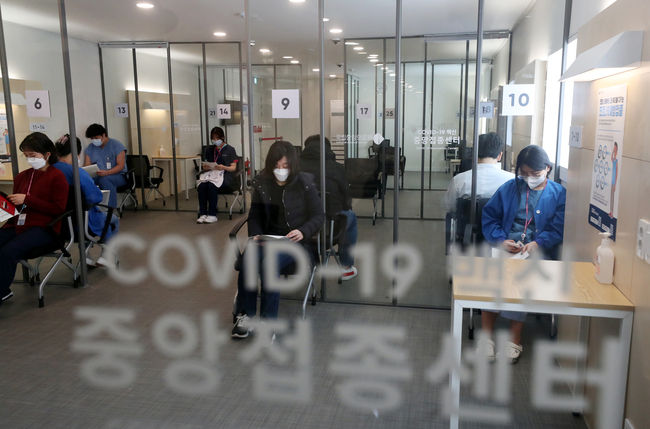 지난달 27일 오전 서울 중구 국립중앙의료원 중앙예방접종센터에서 코로나19 화이자 백신을 맞은 코로나19 의료 종사자들이 관찰실에서 대기하고 있다. / 사진제공=뉴시스
