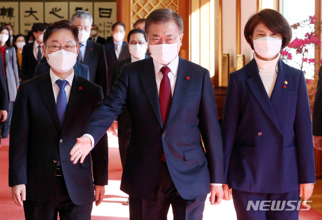 문재인 대통령이 29일 오후 청와대에서 신임 박범계 법무부장관, 한정애 환경부장관, 황기철 국가보훈처장에게 임명장을 수여한 후 함께 환담장으로 이동하고 있다.