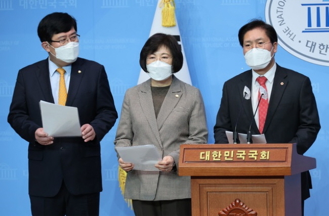 국민의힘 부동산시장 정상화 특별위원회 위원장인 송석준 의원(오른쪽부터)과 정경희, 윤창현 의원이 지난 9일 오전 서울 여의도 국회 소통관에서 기자회견을 열어 정부가 내놓은 2.4 부동산 공급 대책의 문제점을 발표하고 있다. (사진=뉴시스 제공)