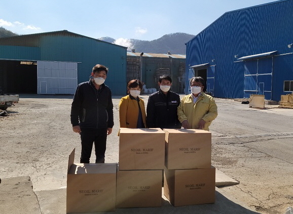최석범 대화산업 대표가 덴탈마스크 10,000장을 기탁하는 모습