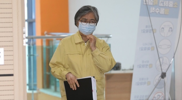  정은경 중앙방역대책본부장(질병관리청장)이 지난 3일 오후 충북 청주 질병관리청에서 신종 코로나바이러스 감염증(코로나19) 예방접종 이상반응 신고사례와 조사 경과 발표를 위해 브리핑실에 입장하고 있다. (사진=뉴시스 제공)