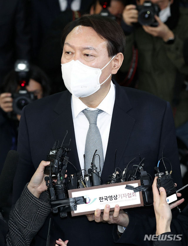 사의를 표명한 윤석열 전 검찰총장이 지난 4일 오후 서울 서초구 대검찰청을 떠나며 취재진 질문에 답하고 있다.(사진/뉴시스)