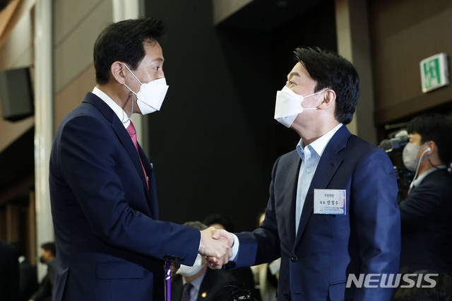 안철수 국민의당 대표, 오세훈 국민의힘 서울시장 후보가 8일 서울 영등포구 공군호텔에서 한국여성단체협의회 주최로 열린 3.8 세계 여성의날 행사에 참석해 인사하고 있다.(사진/뉴시스)