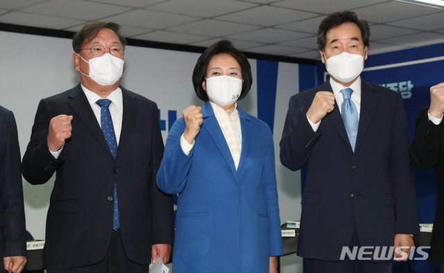더불어민주당 이낙연 대표와 김태년 원내대표, 박영선 서울시장 후보 등 참석자들이 8일 서울 종로구 박 후보 캠프에서 열린 제1차 중앙선대위 회의에 앞서 기념촬영을 하고 있다. (공동취재사진)