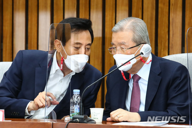 김종인 국민의힘 비상대책위원장이 오세훈 서울시장 후보와 8일 오전 국회에서 열린 국민의힘 시-도당위원장 회의에 참석해 대화하고 있다. (공동취재사진)