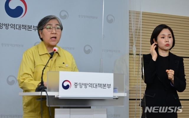 정은경 질병관리청장이 8일 오후 충북 오송 질병관리청에서 코로나19 정례브리핑을 열고 코로나19 백신 예방접종 피해조사반 검토 결과를 설명하고 있다. (사진=질병관리청 제공)