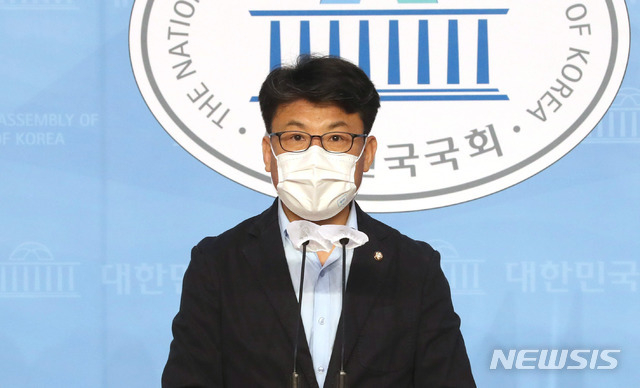 진성준 더불어민주당 의원이 11일 오전 서울 여의도 국회 소통관에서 최춘식 국민의힘 의원의 공공아파트 실거주 의무 위반 의혹 관련 기자회견을 하고 있다.