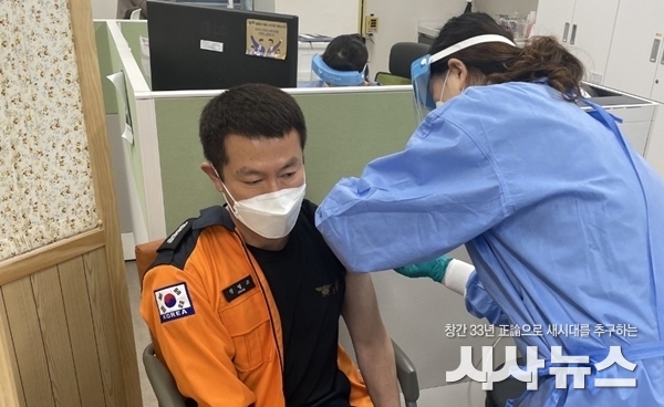  구급대원 AZ 백신접종 사진
