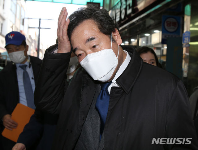 이낙연 더불어민주당 대표가 5일 오후 민생탐방지로 찾은 강원도 춘천 중앙시장에서 중도유적지킴이본부 회원이 던진 계란을 맞고 나서 일정을 이어가던 중 머리를 쓸어넘기고 있다. (사진/뉴시스)