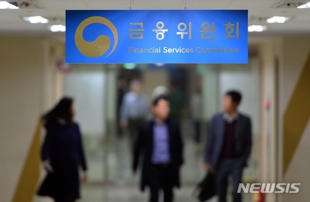 SK바이오사이언스의 일반공모주 청약 마지막날인 10일 오전 NH투자증권 명동WM센터에서 투자자들이 상담을 받고 있다. 청약 첫날 14조원의 뭉칫돈이 몰린 SK바이오사이언스의 일반 공모주 청약은 이날 오후 4시까지 신청을 받는다. 2021.03.10. (사진/뉴시스)