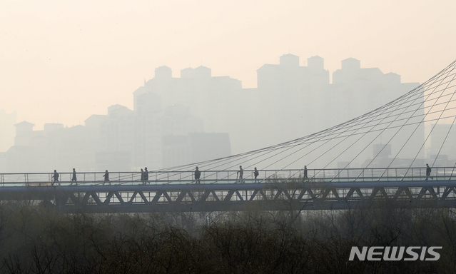 미세먼지와 초미세먼지 농도가 치솟으며 수도권 미세먼지 비상저감조치가 시행된 지난 11일 오전 서울 영등포구 문화다리 위로 출근하는 시민들과 빌딩들이 흐릿하게 보이고 있다. (사진/뉴시스)