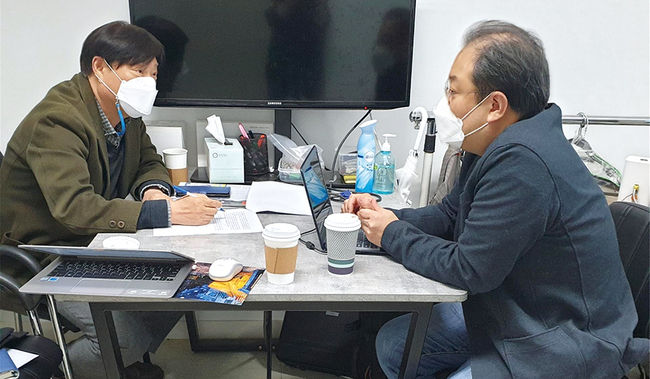 사이클로직 최재호(사진 우) 대표와 인터뷰 하고 있는 박성태(사진 좌) 본지 대표 겸 대기자
