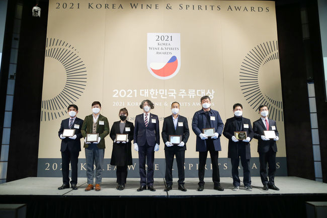 ‘2021 대한민국 주류 대상’에서 대상 수상 후 기념 촬영을 하고 있다.