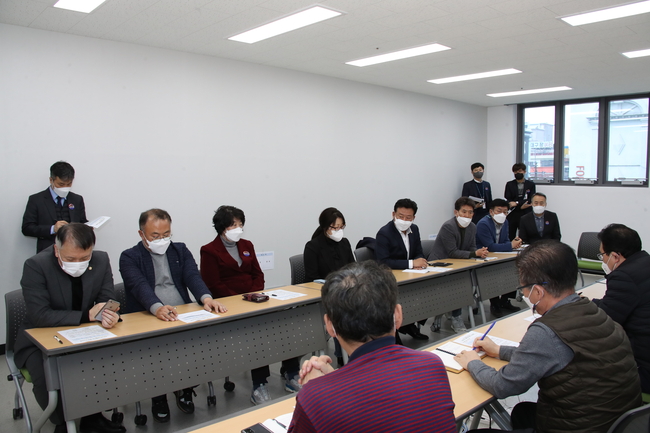포항시의회 지진특위가 지진피해조사단을 방문했다.