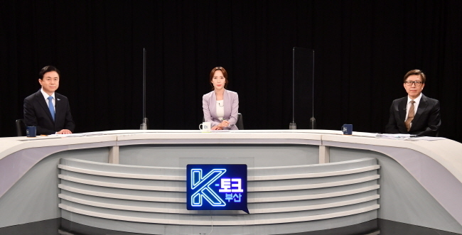 부산시장 보궐선거 후보 토론회 녹화방송이 열린 12일 오전 부산 수영구 KBS 부산홀에서 김영춘(왼쪽) 더불어민주당 후보와 박형준(오른쪽) 국민의힘 후보가 토론을 하고 있다.