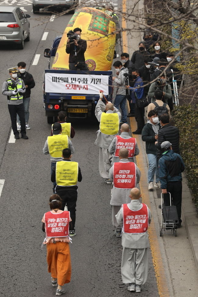 조계종 사회노동위원회 스님들과 재한미얀마청년연대 회원들이 12일 미얀마 민주화 기원 오체투지를 하며 서울 용산구 미얀마대사관에서 종로구 서린동 유엔인권위원회 사무실로 가고 있다. (사진=뉴시스 제공)