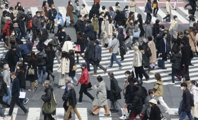 지난 9일 일본 수도 도쿄의 교차로를 시민들이 건너고 있다.(사진=뉴시스 제공)