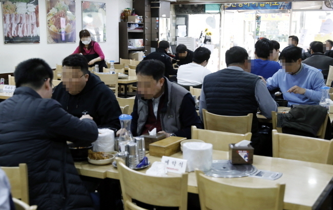 정부가 코로나19 확산을 막기 위해 현행 거리두기를 2주 연장하고 5인 이상 집합금지, 영업시간 10시 제한 방안을 유지하기로 결정하자 매출 타격이 심각한 외식업계를 중심으로 비판이 쏟아지고 있다.