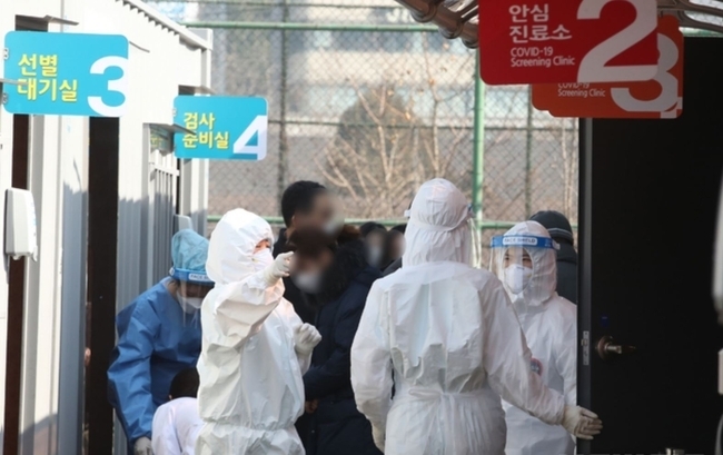 신종 코로나바이러스 감염증(코로나19) 신규 확진자 수가 8주째 300~400명대에 머무르고 있으면서, 전문가들은 4차 유행의 시작의 분기점을 경고하고 나섰다.