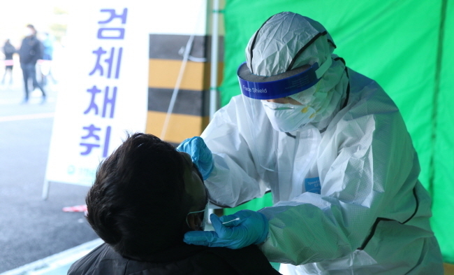 충북 진천군보건소는 8일 진천읍 화랑관 주차장에 임시선별진료소를 마련하고 외국인 근로자를 대상으로 신종 코로나바이러스 감염증(코로나19) 전수검사를 하고 있다. 